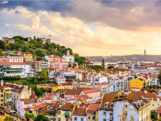 Nằm ở vùng cửa sông Tagus, Lisbon là thành phố lớn nhất Bồ Đào Nha. Nơi đây nổi tiếng với công viên trong nhà lớn châu Âu mang tên Oceanário de Lisboa và các quán ăn phục vụ hải sản tươi ngon.