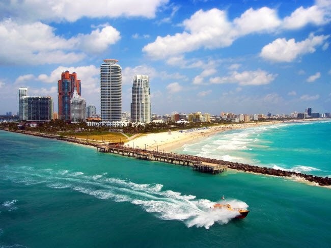 Nằm ở phía Đông Nam bang Florida, Miami là thành phố biển sôi động nhất nước Mỹ. Sự kiện hấp dẫn nhất trong năm tại đây là lễ hội âm nhạc Ultra Music.