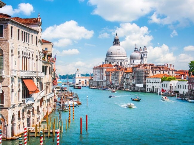 Thành phố Venice (Italia) được xây dựng trên hơn 100 hòn đảo giữa một phá ở biển Adriatic. Du khách có thể thưởng thức bữa tối trên các nhà hàng cạnh biển, mua sắm, tham quan và tham dự lễ hội Carnival tại đây.