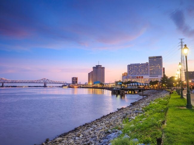 Thành phố New Orleans nằm trên bờ sông Mississippi ở bang Louisiana (Mỹ). Nơi đây được coi là thiên đường cho những người thích không khí náo nhiệt với nhiều lễ hội và bữa tiệc kéo dài hàng tuần hay các buổi trình diễn âm nhạc ngoài trời.