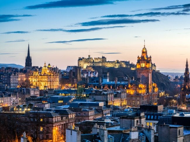Thành phố Edinburgh (Scotland), nổi tiếng có những quán bar, nhà hàng và cửa hàng dọc các đường phố nhỏ hẹp. Nơi đây cũng là địa điểm tổ chức sự kiện Fringe, lễ hội biểu diễn nghệ thuật lớn nhất thế giới. Năm ngoái, lễ hội diễn ra trong 25 ngày với hơn 50.000 nghệ sĩ tham dự.