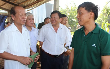 Phó Bí thư Thường trực Tỉnh ủy- Trương Văn Sáu trao đổi với nông dân về tình hình sản xuất nông nghiệp.