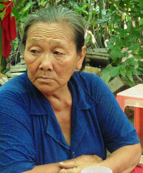 Bà Phan Thị Bé đau khổ sau thảm kịch gia đình.