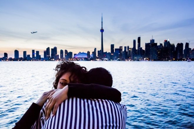 Tình yêu dưới ánh hoàng hôn ở Toronto, Canada. Ảnh: Florian David.