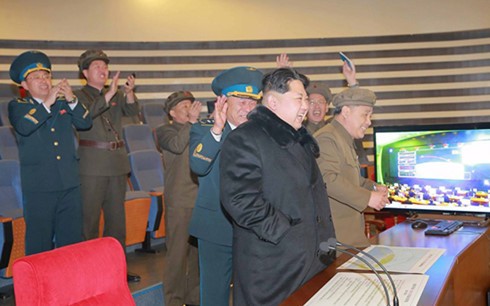 Lãnh đạo Triều Tiên Kim Jong-un theo dõi một cuộc phóng thử tên lửa. Ảnh: KCNA.