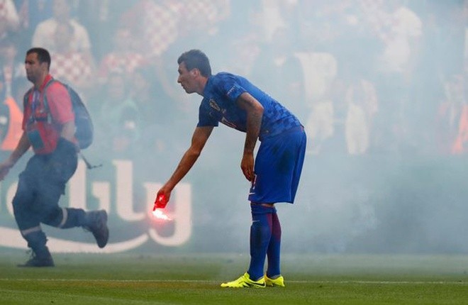 Mọi chuyện diễn ra êm đẹp cho tới phút 83. CĐV Croatia bất ngờ ném pháo sáng xuống sân.