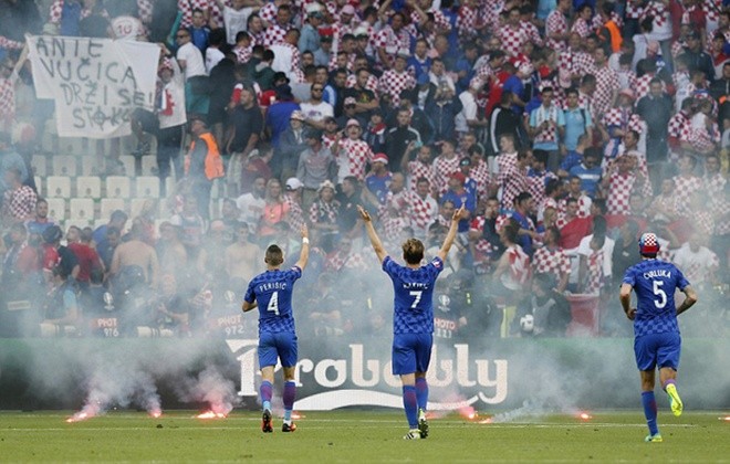 Các cầu thủ Croatia tiến tới đề nghị người hâm mộ đội nhà kiềm chế. Thời điểm này, đoàn quân của HLV Ante Cacic đang dẫn 2-1, rất gần với tấm vé dự vòng 1/8.