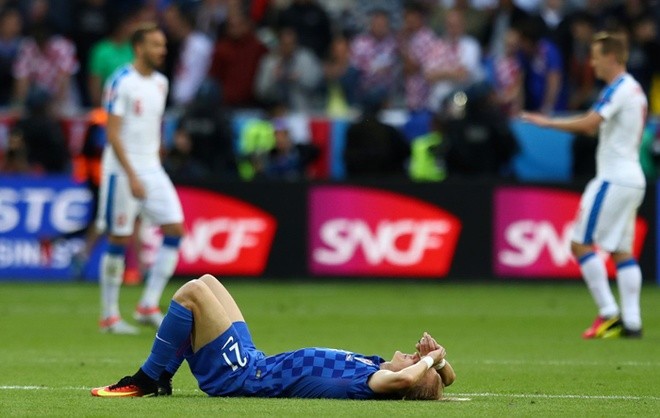 Chỉ có được một điểm dù đã có lúc dẫn trước 2-0, Croatia chưa thể chạm tay vào vé đi tiếp. Trong trận đấu cuối cùng họ phải đương đầu Tây Ban Nha.