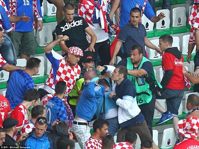 Trên khán đài, các cổ động viên Croatia đánh nhau​.