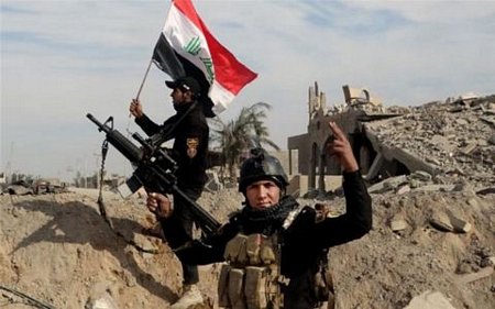 Binh sĩ Iraq cắm cờ ở trung tâm thành phố Fallujah. Ảnh AP