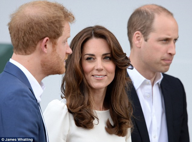Harry cùng vợ chồng nữ Công tước tham gia một sự kiện từ thiện về sức khỏe tâm thần ở London năm 2012