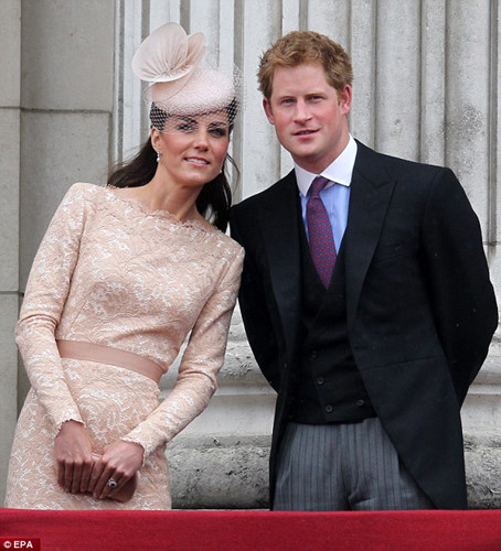 Hoàng tử Harry xuất hiện bên cạnh nữ công tước tại nhiều sự kiện lớn