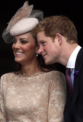 Hoàng tử Harry ghé tai và nói thầm với Công nương Kate dịp lễ Tạ ơn tại Nhà thờ St. Paul's ở London năm 2012