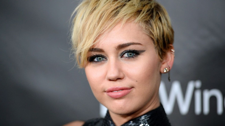 Miley Cyrus, ngôi sao nhạc pop gây sốc khi tham gia bảo hiểm lưỡi của cô với giá 1 triệu USD bởi cô cho rằng lưỡi là tài sản lớn nhất của mình.