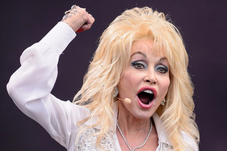 Ca sĩ nổi tiếng Dolly Parton từng bảo hiểm bộ ngực với 600.000USD vào năm 1970, tương đương với 4 triệu USD ngày nay.
