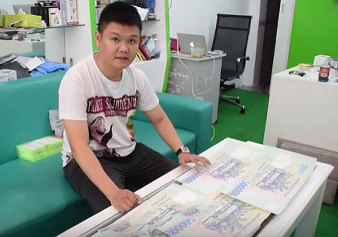Chủ nhân đang sở hữu tờ tiền là ông Bùi Nguyễn Gia Khang, giám đốc một công ty công nghệ trên đường Hùng Vương, quận 5, TP HCM.