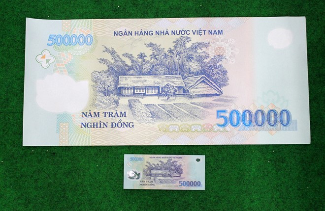 Không giống như những tờ tiền lưu niệm bình thường, tờ 500.000 đồng này chỉ in có một mặt, với hình ảnh ngôi nhà tranh và các hoạ tiết, màu sắc hoàn toàn giống với tờ tiền nguyên bản đang lưu hành.
