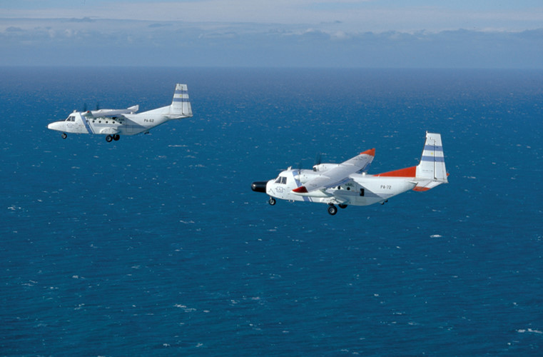 Máy bay CASA-212-400 được trang bị đồng bộ hệ thống giám sát hàng hải hiện đại MSS-6000, gồm hai radar viễn thám lắp đặt hai bên hông máy bay cho tầm kiểm soát 80km. (Ảnh: militaryaircraft-airbusds)