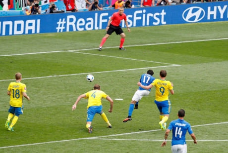 Eder ghi bàn sau một pha bóng dũng mãnh là hình ảnh ấn tượng của trận Italia 1-0 Thụy Điển.