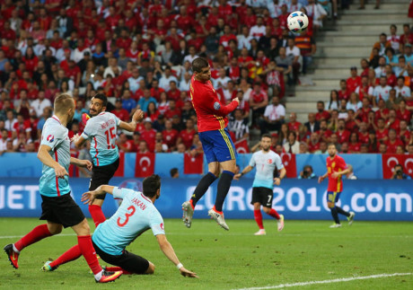 Ở trận đấu Tây Ban Nha với Thổ Nhĩ Kỳ, Morata bật cao đánh đầu mở tỉ số cho các nhà đương kim vô địch.