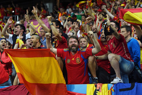 Cổ động viên Tây Ban Nha ăn mừng chiến thắng.