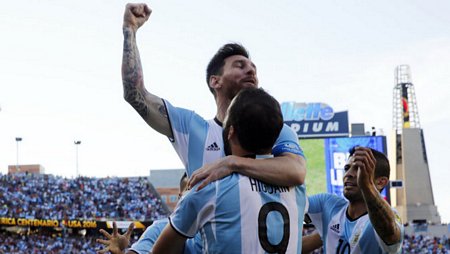 Niềm vui của Higuain sau khi nâng tỉ số lên 2-0 cho Argentina. Ảnh: Reuters