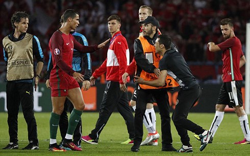 Ronaldo để lại hình ảnh đẹp sau trận Bồ Đào Nha 0-0 Áo (Ảnh: Reuters).
