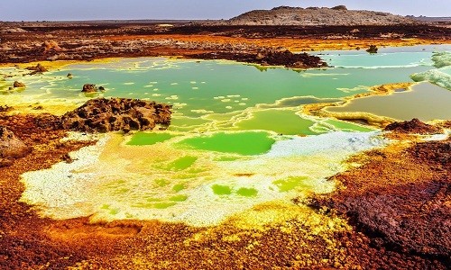 Những vũng nước trải rộng chứa đầy lưu huỳnh trải rộng biến lòng chảo Danakil tại Ethiopia thành một trong những nơi khắc nghiệt nhất đối với cuộc sống con người trên hành tinh. Ảnh: Aleksandra H. Kossowska.