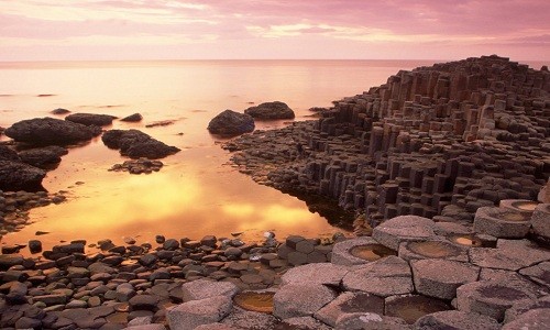 Kỳ quan Giant’s Causeway ở Ireland bao gồm 40.000 cột đá núi lửa siêu đối xứng, kết quả của một vụ phun trào núi lửa thời cổ đại. Ảnh: Flickr.