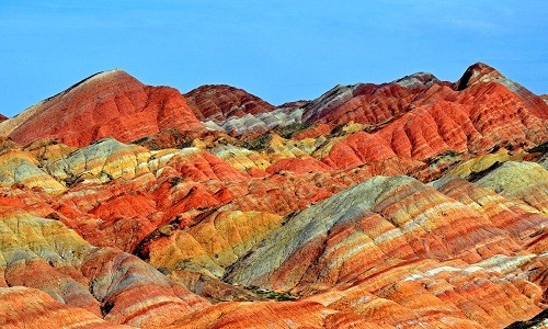 Màu sắc rực rỡ của dãy núi Trương Dịch Đan Hà ở Trung Quốc hình thành sau 27 triệu năm xói mòn sa thạch đỏ. Ảnh: Wikipedia.