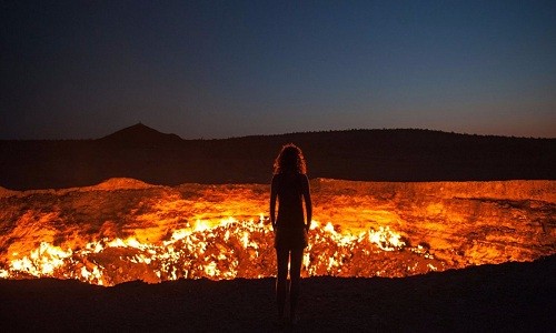 Cổng địa ngục (Door to Hell) thuộc Turkmenistan là một hố rộng 68 m, được tạo ra vào năm 1971, khi một giàn khoan của Xô Viết khoan trúng hang khí đốt tự nhiên lớn và rơi xuống đó. Chiếc hố vẫn bốc cháy từ đó cho đến nay. Ảnh: Lockenes.