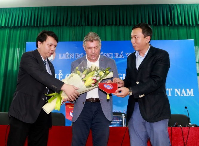 Ông Jurgen Gude (giữa) nhận hoa chúc mừng từ các quan chức VFF. Ảnh: Nam Khánh