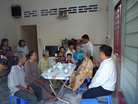 Trao tặng nhà tình thương và quà cho hộ gia đình khó khăn về nhà ở tại xã Long Phước.  