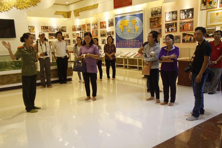 Hội nhà báo tỉnh Vĩnh Long tổ chức cho nhà báo đi thực tế tại U Minh Thượng. Trong ảnh, các nhà báo thăm Bảo tàng Công an nhân dân khu IX.