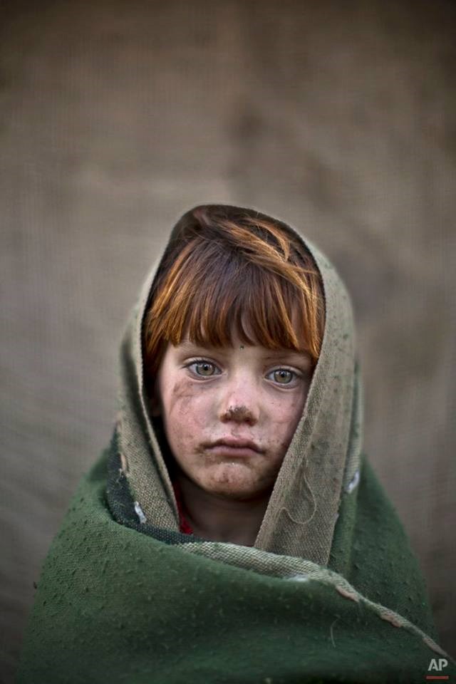 Laiba Hazrat (6 tuổi), một bé gái tị nạn người Afghanistan, được chụp hình khi đang chơi đùa cùng bạn bè ở khu nhà tạm nằm tại ngoại ô Islamabad (Pakistan). (Nguồn: AP)