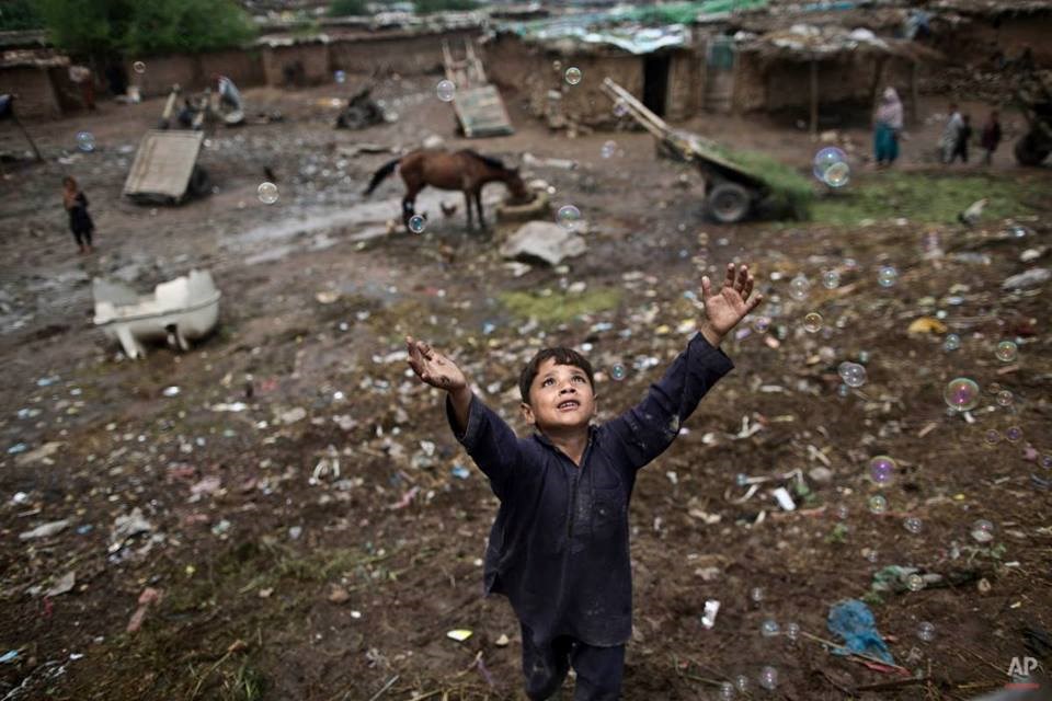 Zawar Khan, bé trai tị nạn người Afghanistan chơi đùa cùng bong bóng ở ngoại ô Islamabad (Pakistan). (Nguồn: AP)