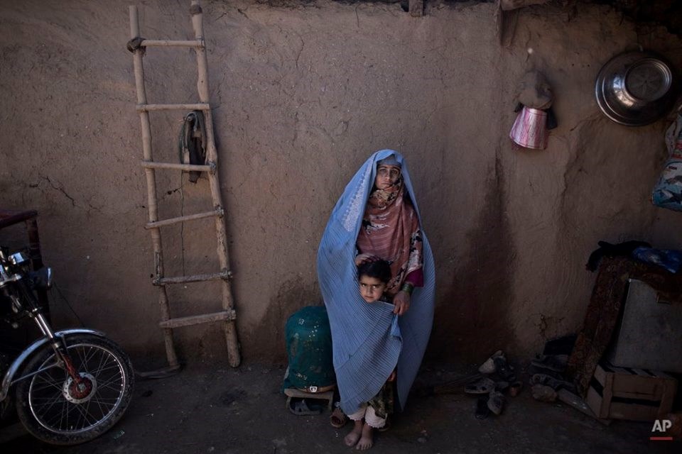 Chị Aziz Nazar (37 tuổi) đến từ Afghanistan. Chị là mẹ của 7 đứa trẻ. Đứng bên cạnh chị lúc này là cô con gái 3 tuổi Lal Mina. (Nguồn: AP)