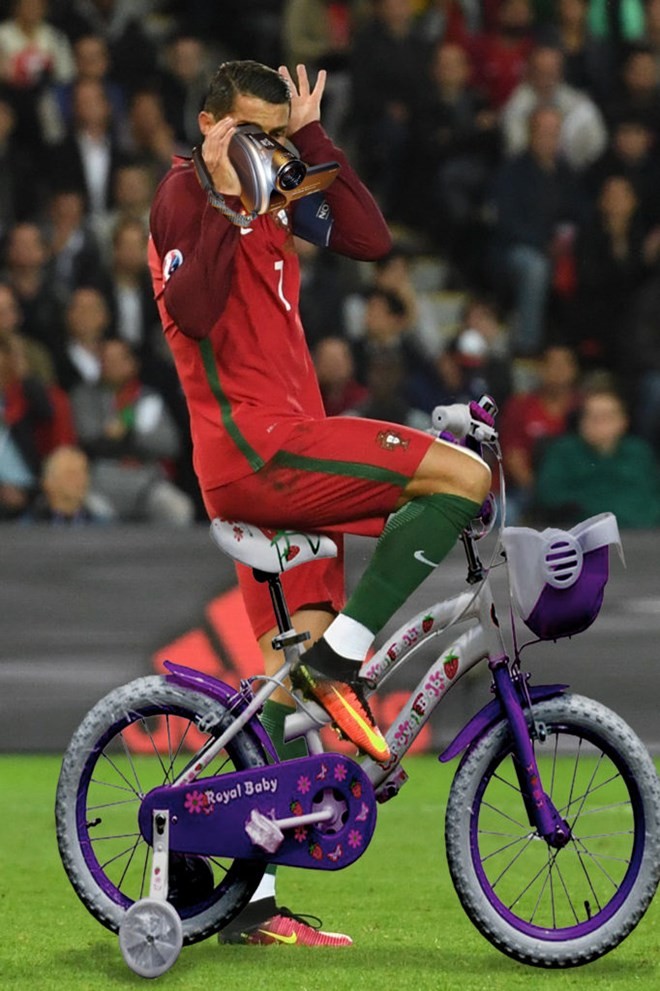 Ronaldo đi xe đạp bốn bánh. (Nguồn: 101greatgoals)