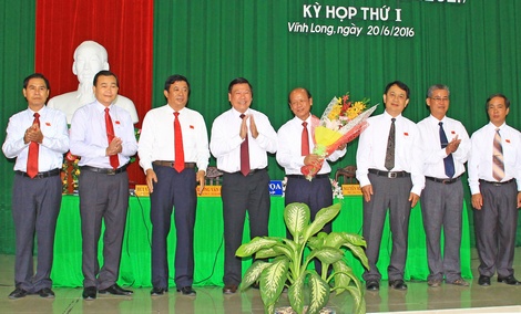 Bí thư Tỉnh ủy- Trần Văn Rón tặng hoa chúc mừng tân Chủ tịch, Phó Chủ tịch, các Trưởng, Phó ban HĐND tỉnh khóa IX.