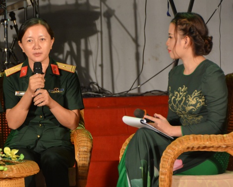 Thiếu tá Nguyễn Thị Diễm giao lưu với chương trình.