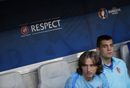 Luka Modric (trái) trên băng ghế dự bị tuyển Croatia - Ảnh REUTERS