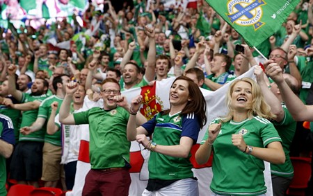 Các CĐV Bắc Ireland vẫn vui như hội sau trận thua Đức - Ảnh: REUTERS