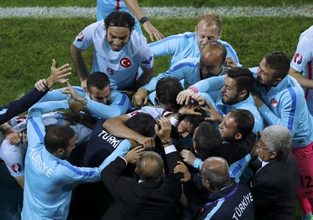 Các cầu thủ Thổ Nhĩ Kỳ vui mừng sau trận thắng quý như vàng - Ảnh: REUTERS