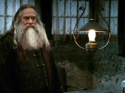 Ciarán Hinds là người đảm nhận vai Aberforth Dumbledore, anh trai của Albus, trong phần cuối phim 
