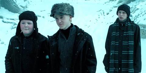 Bronson Webb (ngoài cùng bên phải) vào vai một học sinh nhà Slytherin và cũng là bạn của nhân vật phản diện Draco Malfoy trong 