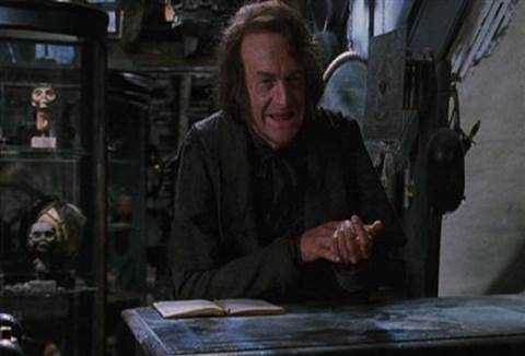 Edward Tudor-Pole vào vai ông Borgin, chủ tiệm Borgin và Burkes, trong một cảnh bị xóa của phần phim 