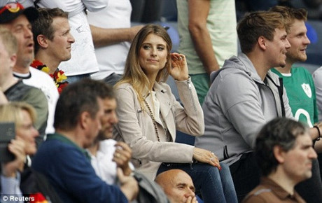 Bà xã của Hummels không ngần ngại ngồi trên khán đài một mình giữa đám đông các CĐV nam cuồng nhiệt trên khán đài sân Parc des Princes để cổ vũ cho chồng. (Ảnh: Reuters).