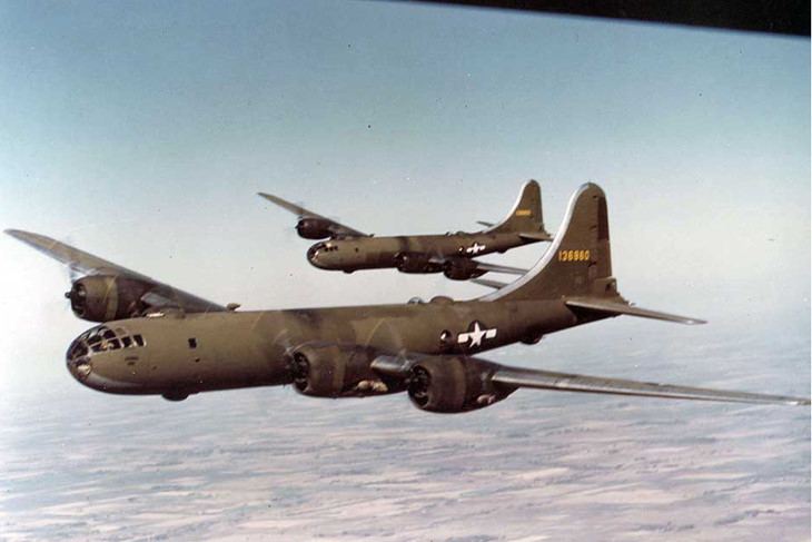 9. Siêu pháo đài Boeing B29 được trình làng vào năm 1944. Nó là máy bay ném bom chiến lược lớn nhất thời đó. B29 được dùng ném 2 trái bom nguyên tử lên Nhật Bản.