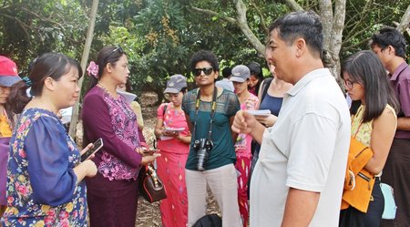 Đoàn chia sẻ kinh nghiệm trồng nhãn IDO và nuôi cá tra thương phẩm của nông dân huyện Long Hồ. 