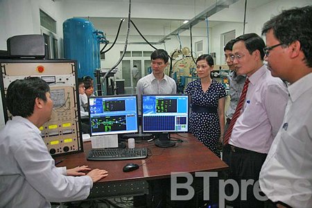 Các nhà khoa học thuộc Phòng Thí nghiệm máy gia tốc (ĐH Quốc gia Hà Nội) đang giới thiệu quy trình vận hành máy Pelletron 5SDH-2 là loại máy gia tốc tĩnh điện kép (Tandem) được sản xuất tại hãng National Electrostatics Corporation (NEC)- Hoa Kỳ. Đây là máy gia tốc tĩnh điện hiện đại, lần đầu tiên được lắp đặt tại Việt Nam.